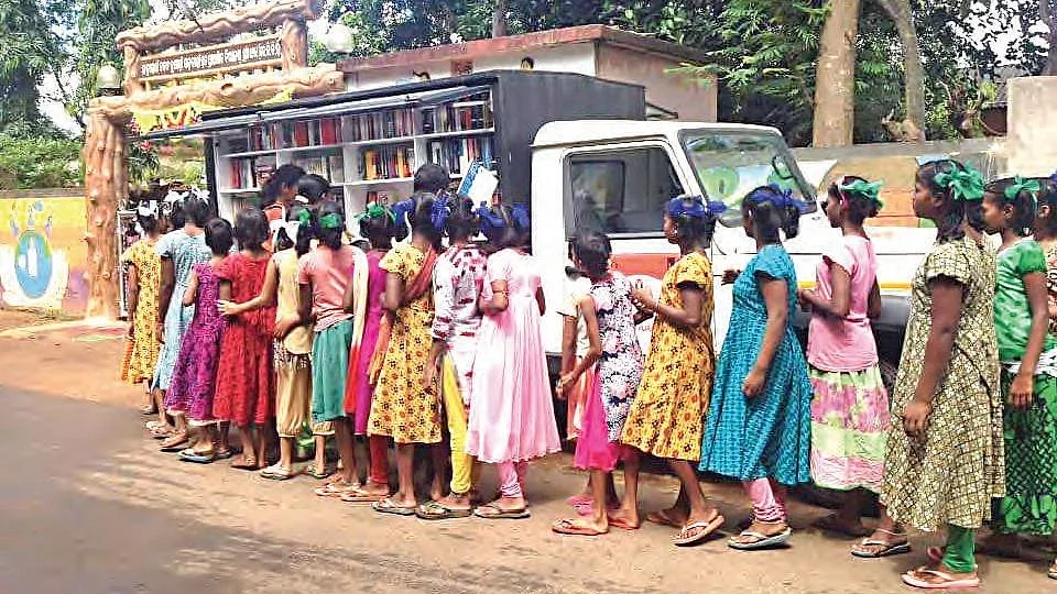 Children queue up outside a Walking BookFairs mobile library in Odisha  (Photo: Walking BookFairs)