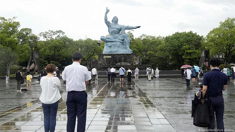 A small number of people showed up to the Peace Park in Nagasaki where the official ceremony was held on Wednesday, August 9, in remembrance of the lives lost in the atomic bombing 78 years ago. (photo: DW)