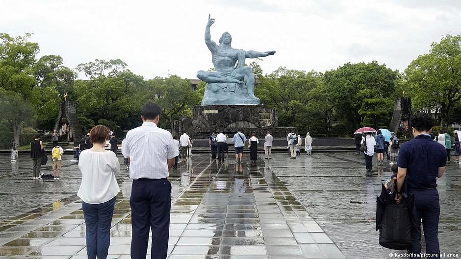 A small number of people showed up to the Peace Park in Nagasaki where the official ceremony was held on Wednesday, August 9, in remembrance of the lives lost in the atomic bombing 78 years ago. (photo: DW)