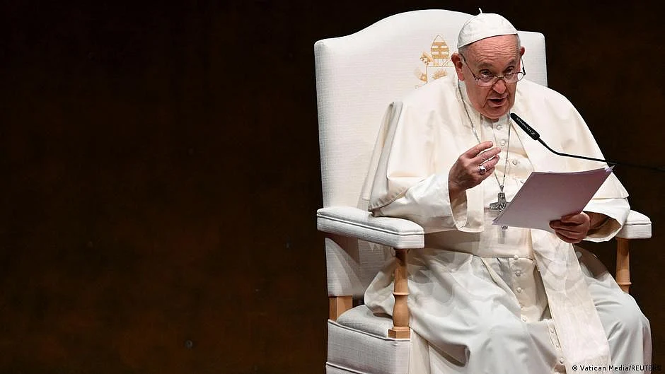 Over the past decade, Pope Francis has shown more tolerance towards the LGBTQ+ community, despite maintaining traditional church teachings on homosexuality. (photo: DW)