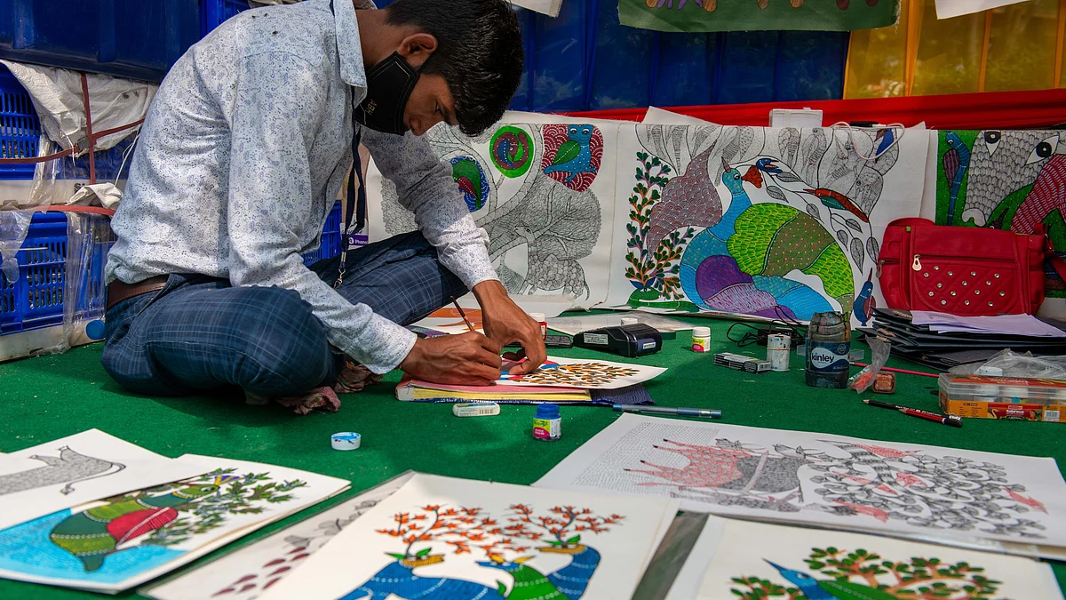 A young artist from Madhya Pradesh draws Gond art during the annual tribal festival in New Delhi, February 2021 (photo: Getty Images)