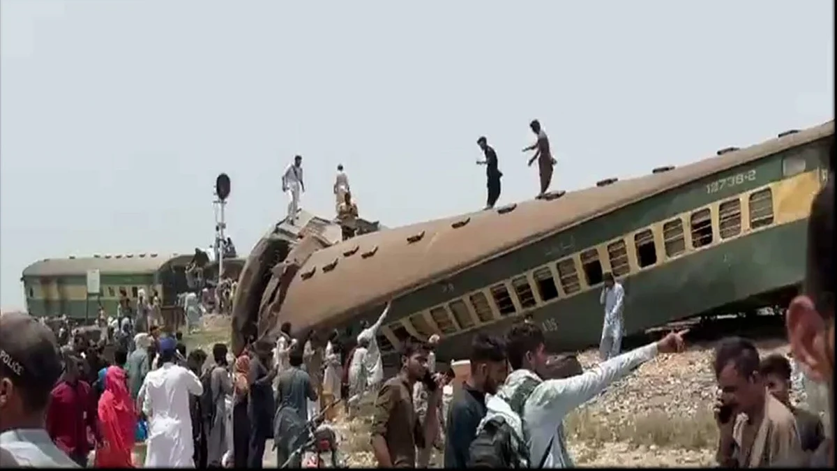 The Hazara Express derailed near Nawabshah on Sunday (Photo courtesy: social media)