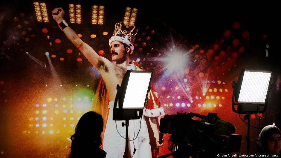 Freddie Mercury's legendary crown is a feature of the Sotheby's exhibition (photo: John Angelillo/newscom/picture alliance)
