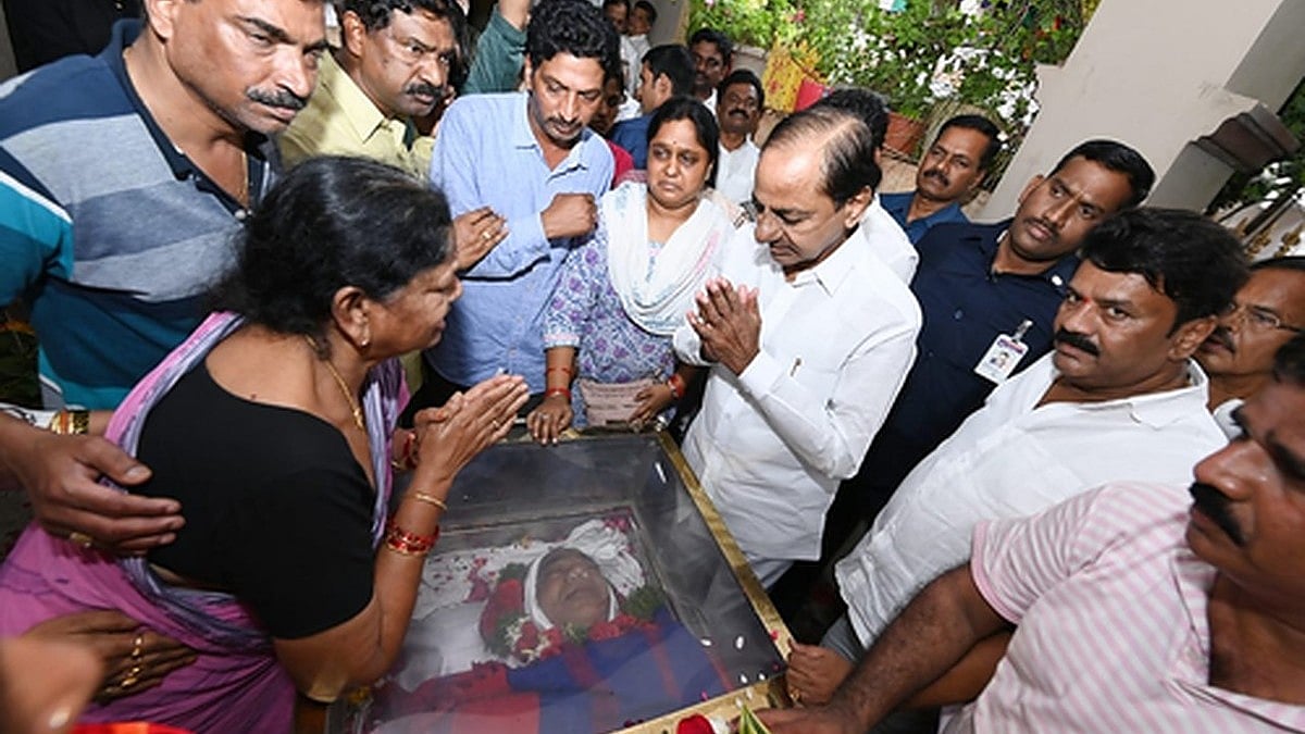 Gaddar’s last rites conducted with state honours, KCR pays last respects