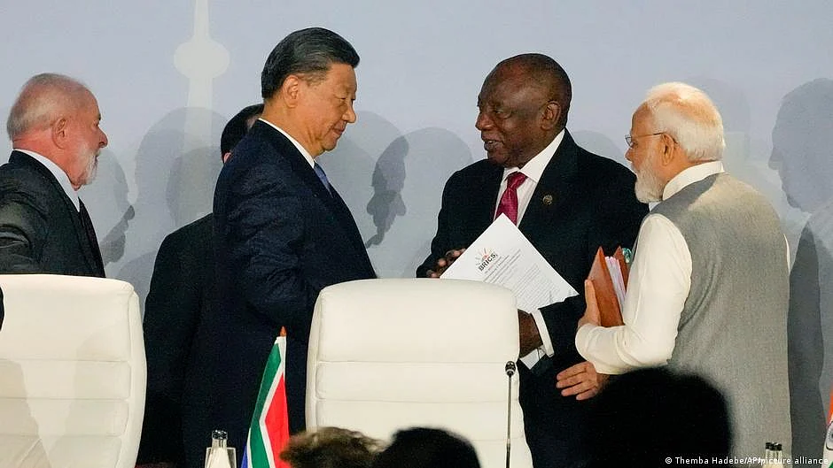 Prime minister Narendra Modi and China's president Xi Jinping with other world leaders at the BRICS summit in South Africa (photo: DW)