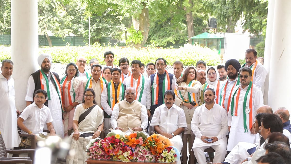 Mallikarjun Kharge at his residence with Congress workers and leaders who joined Congress (Photo: Vipin/National Herald)