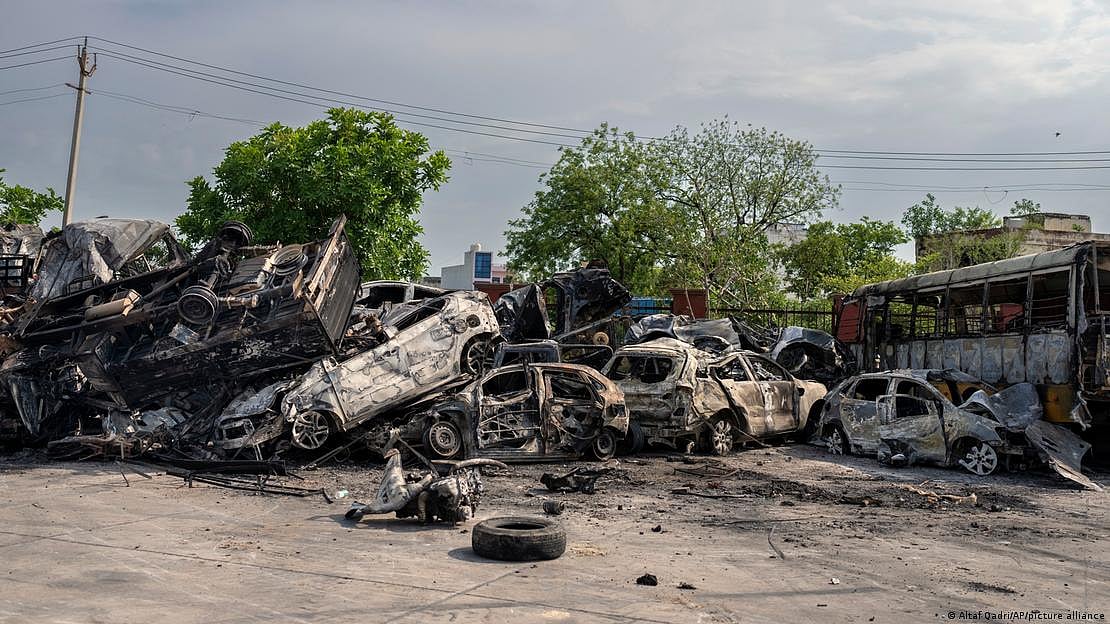 Many vehicles had been burnt by the rioters in Nuh (photo: Altaf Qadri/AP/picture alliance via DW)