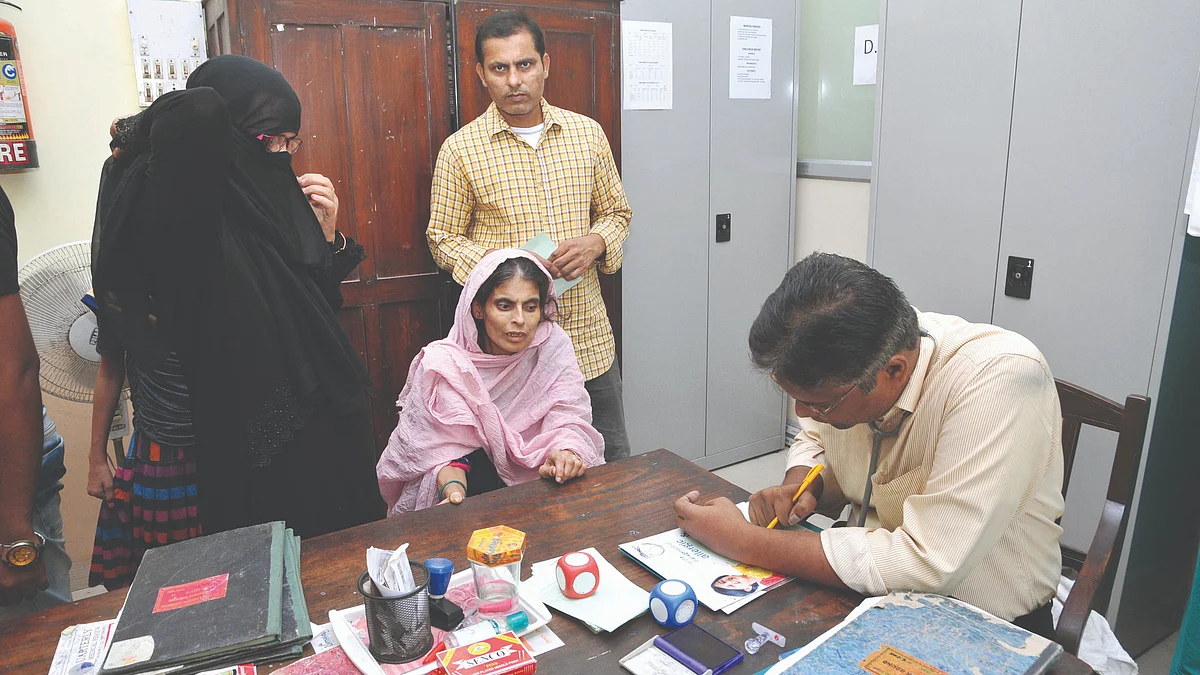A doctor examines patients at a government health facility (Photo: Getty Images)