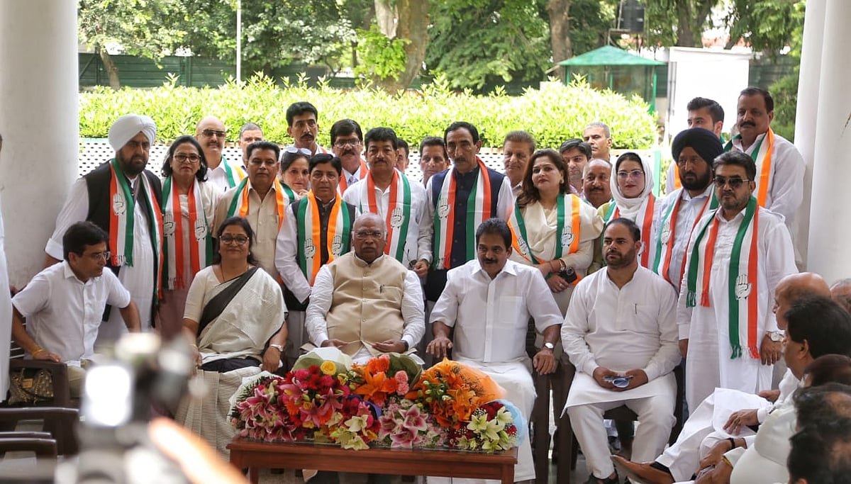 Several prominent leaders of Azad's DPAP & AAP from J&K join Congress