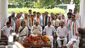 Several prominent leaders of Azad's DPAP & AAP from J&K join Congress