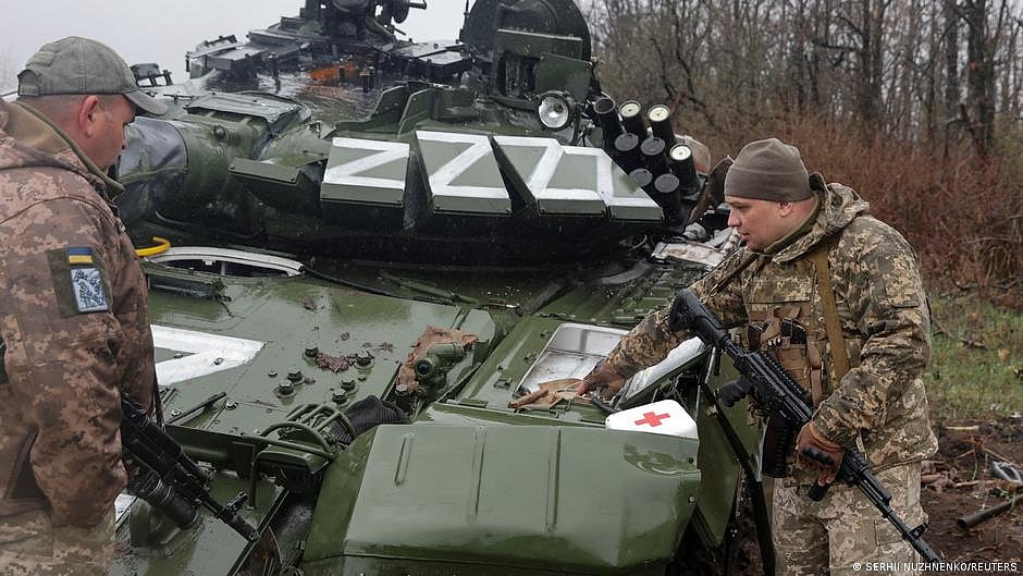 Ukranian service members inspect a damaged Russian tank T-72 BV (photo: DW)
