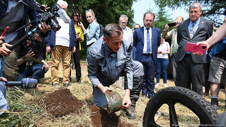 France: Hunt for slain Nazi troops upends WWII narratives