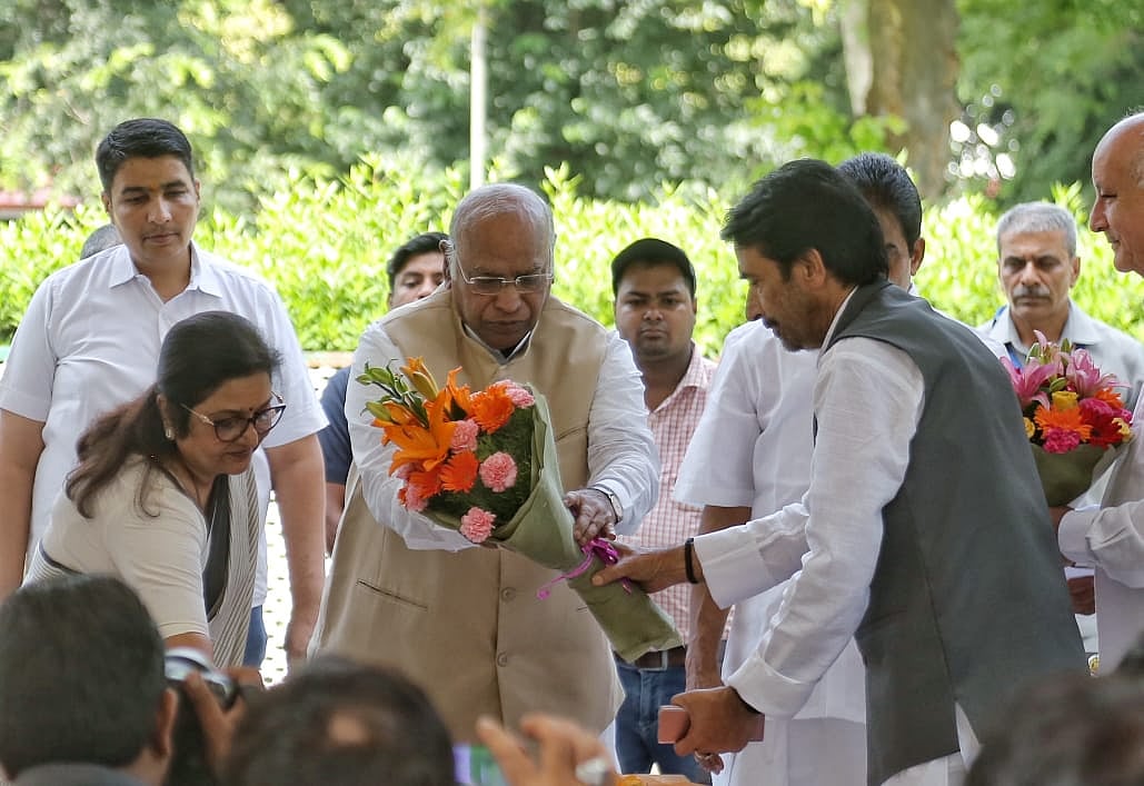 Kharge gives a flower bouquet to one of the leaders (Photo: Vipin/National Herald)