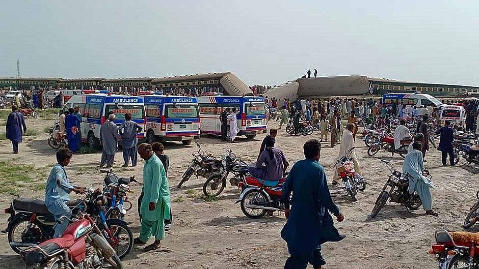 A passenger train out of Karachi derailed despite moving at a relatively low speed (Photo: DW)