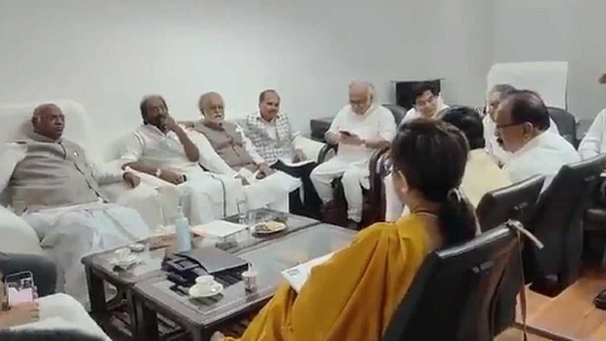 Congress president Mallikarjun Kharge with INDIA bloc leaders (Photo: IANS)