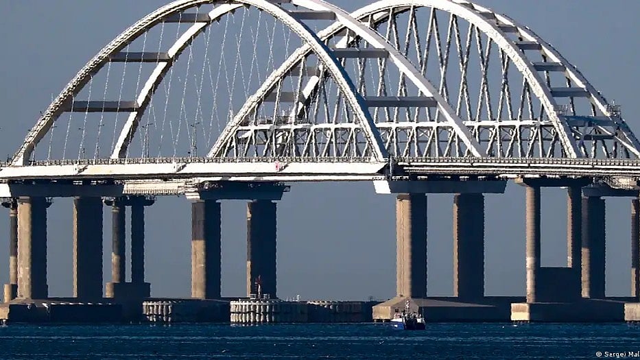 A tanker was hit by a drone attack near the Kerch bridge in Crimea
(photo: Sergei Malgavko/dpa/picture alliance)