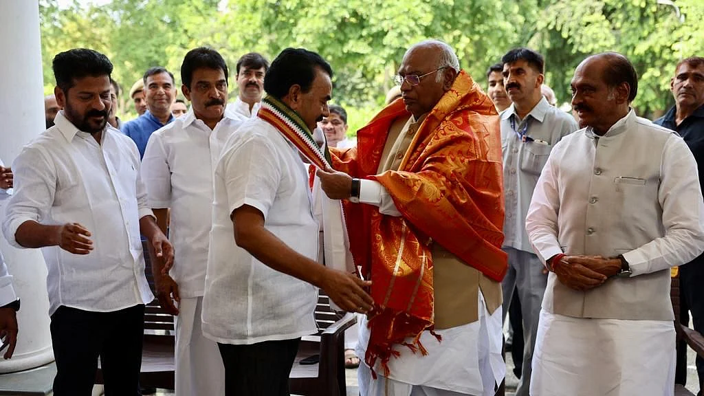 Congress president Mallikarjun Kharge inducts J Krishna Rao into Congress (photo courtesy: AICC)
