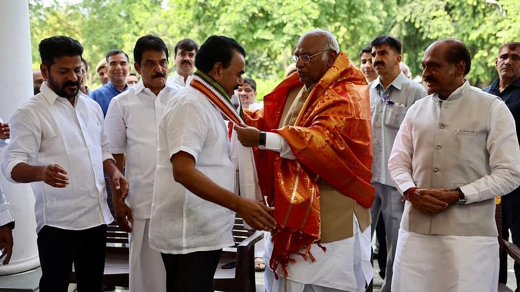Congress president Mallikarjun Kharge inducts J Krishna Rao into Congress (photo courtesy: AICC)