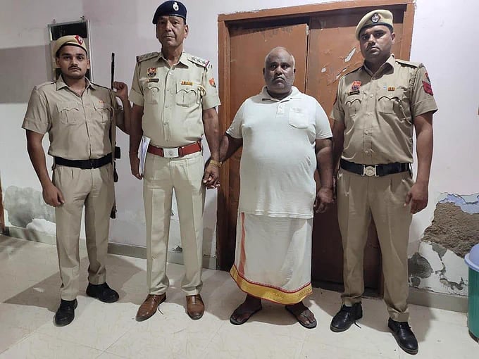 Bittu Bajrangi arrested by the police (photo: @zoo_bear/Twitter)