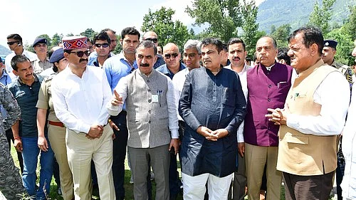Nitin Gadkari, Sukhvinder SIngh Sukhu and Jairam Thakur together (Photo: IANS)