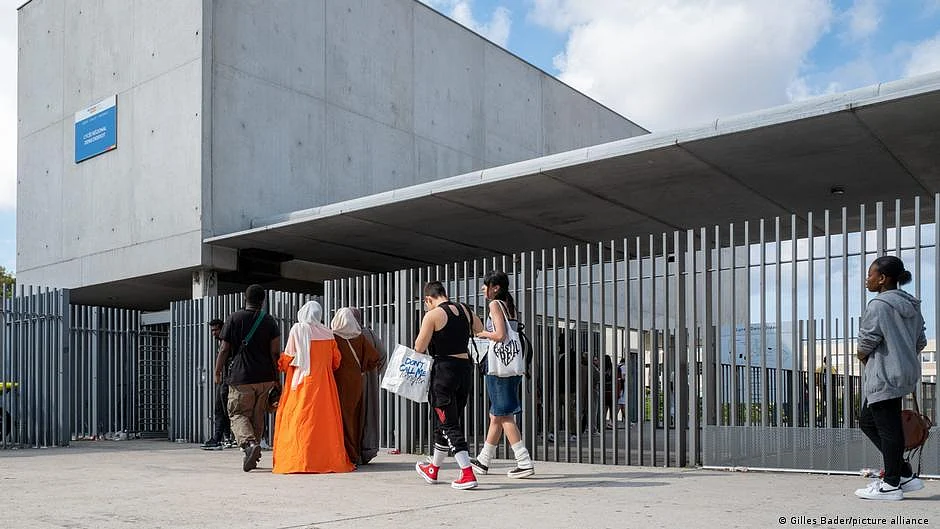 Women wearing abayas, often rather colourfully, are not unusual on France's streets, as seen here. However, its hijab ban in educational and administrative spaces remains a subject of considerable debate worldwide (photo: DW)