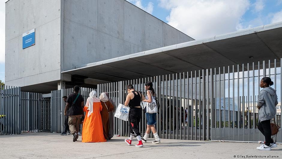 Women wearing abayas, often rather colourfully, are not unusual on France's streets, as seen here. However, its hijab ban in educational and administrative spaces remains a subject of considerable debate worldwide (photo: DW)