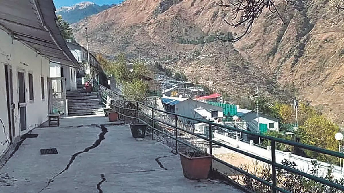 Indian authorities have evacuated hundreds of people from their homes in a northern Himalayan town. (photo: DW)