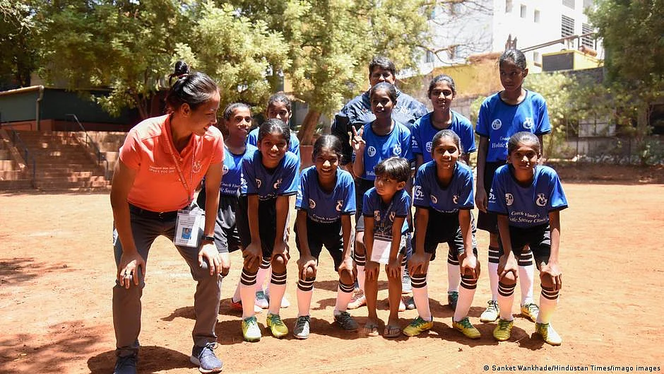 A group of young female football players with their female coach (Photo: DW)