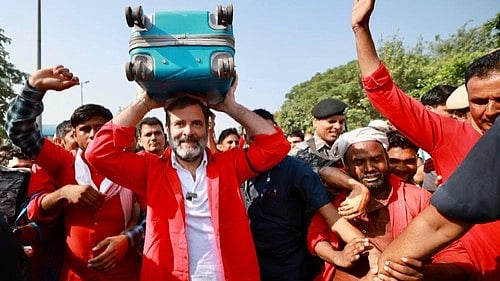 Congress MP Rahul Gandhi at Anand Vihar Railway Station (photo: IANS)