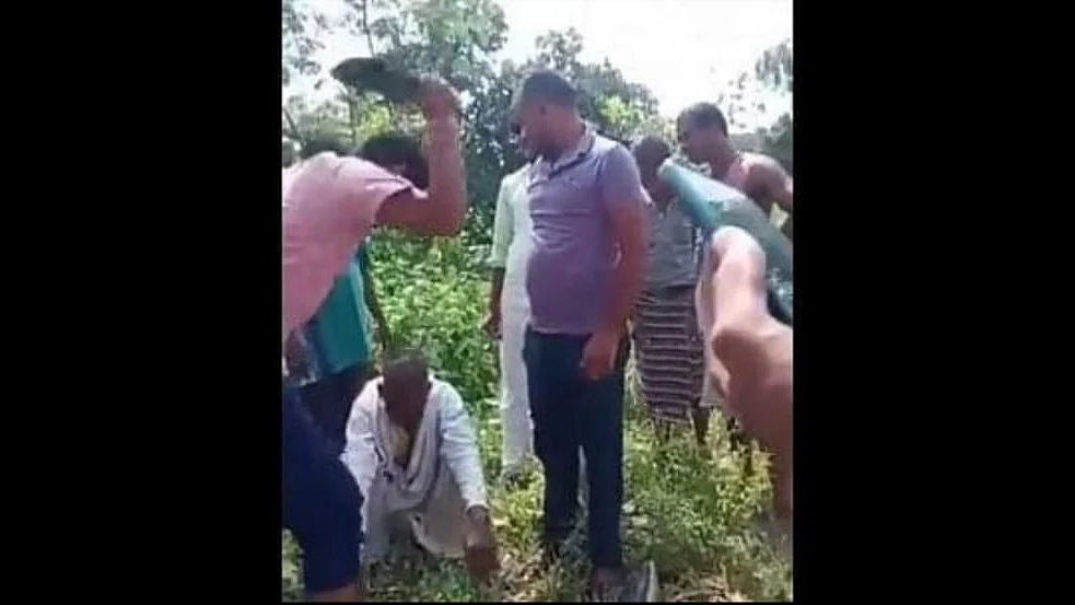 Video grab of BJP leader Ganesh Dixit beating the injured Barnu Singh with a slipper (photo: @OfficeOfKNath/ X)