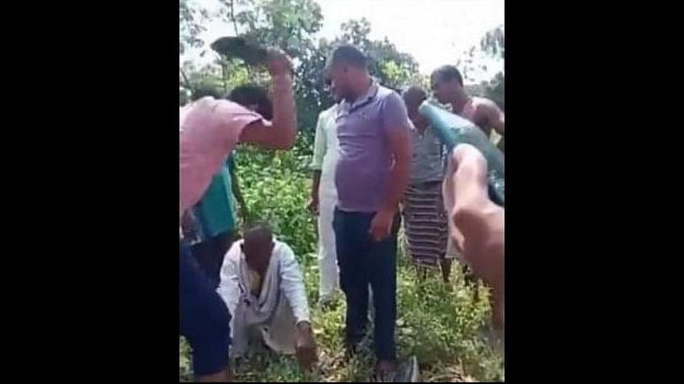 Video grab of BJP leader Ganesh Dixit beating the injured Barnu Singh with a slipper (photo: @OfficeOfKNath/ X)