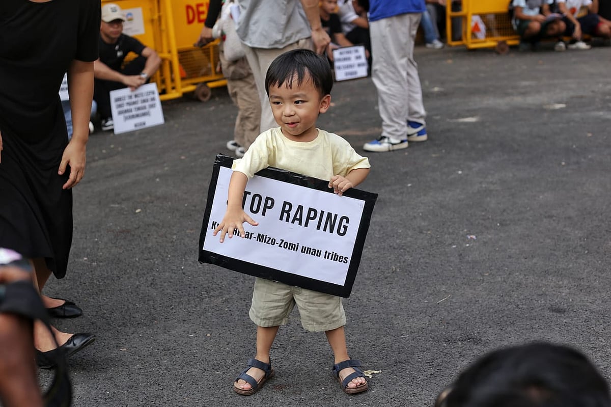 A boy holds a placard at the protest (photo: Vipin/ National Herald)
