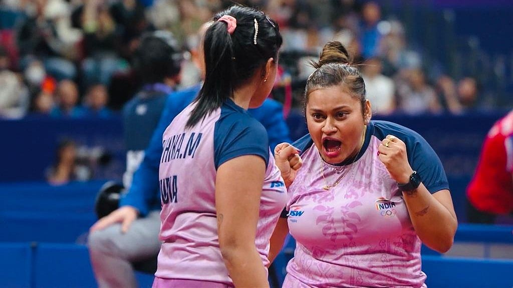 Sutirtha Mukherjee celebrates their upset win over the world no. 2 Chinese duo with teammate Aihika Mukherjee (back to camera)
(photo: @Media_SAI/ X)