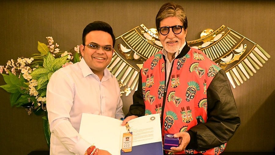 Jay Shah, BCCI secretary and also president of Asian Cricket Council, presents a golden ticket of the ICC World Cup to Amitabh Bachchan. (Photo: @BCCI/X) 