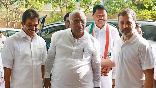 Congress leader Mallikarjun Kharge with Congress leader Rahul Gandhi (Photo: IANS)