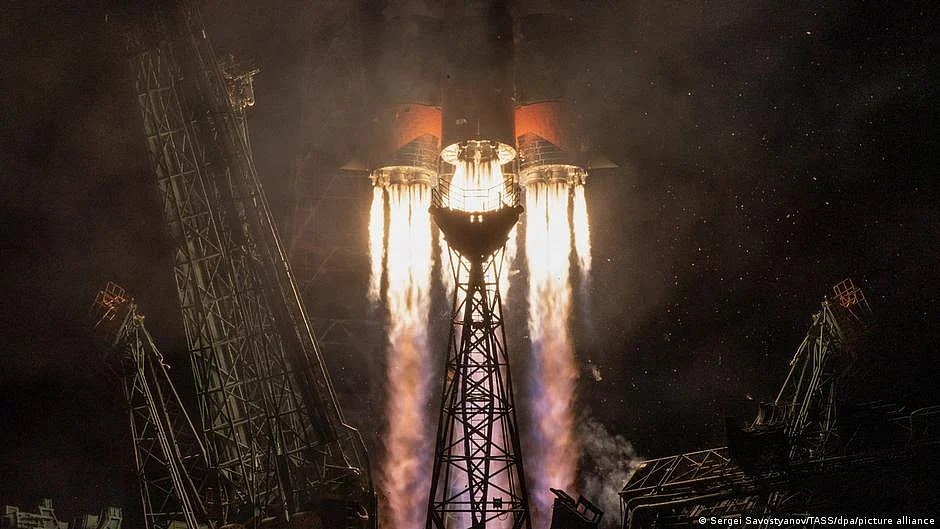 Russian Soyuz docks at ISS, cosmonauts and astronaut aboard (photo: DW)