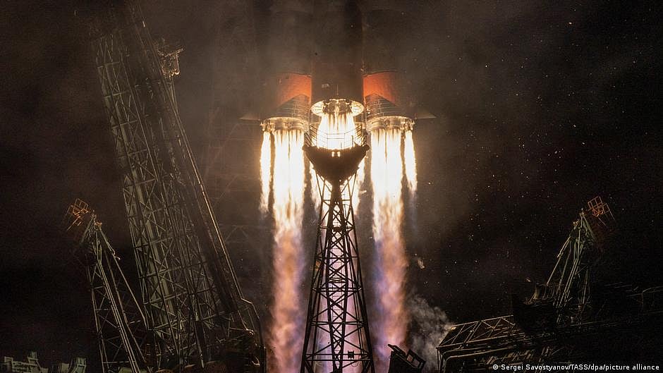 Russian Soyuz docks at ISS, cosmonauts and astronaut aboard (photo: DW)