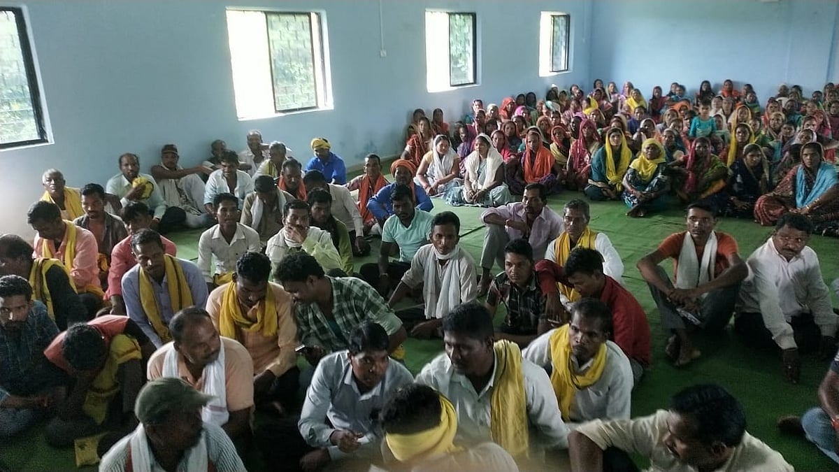 Half the tribesfolks gathered in protest were women. The agricultural land of an estimated 2,735 families will be submerged by the Basania Dam project, depriving of both homes and livelihood at one stroke (photo: Pooja/National Herald) 