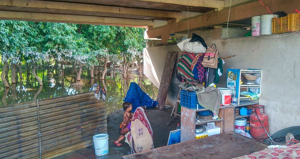 They are currently living under the Geeta Colony flyover near Raj Ghat with whatever belongings they could save (photo: Shalini Singh for PARI)