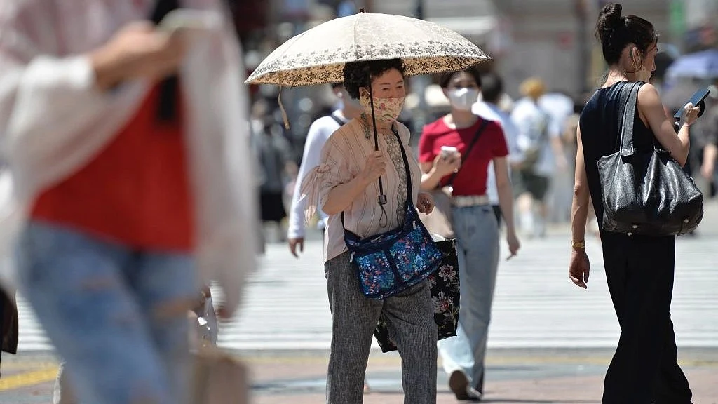 Pedestrians protect themselves from the sun as Japan experiences hottest summer ever recorded (Photo: David Mareuil/Anadolu Agency via Getty Images)