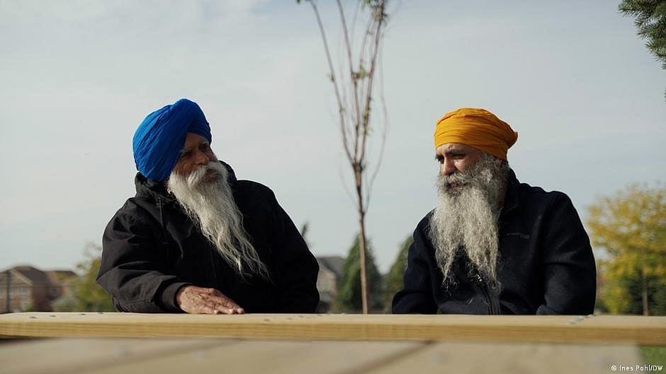 Two Sikh men talk on the roof of Sri Guru Nanak Sikh Centre in Toronto (photo: DW)