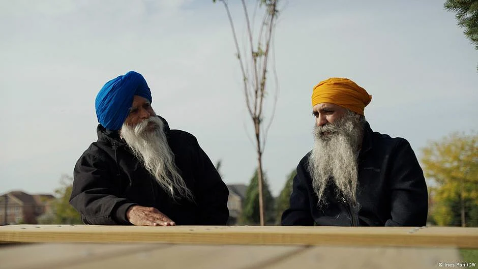 Two Sikh men talk on the roof of Sri Guru Nanak Sikh Centre in Toronto (photo: DW)