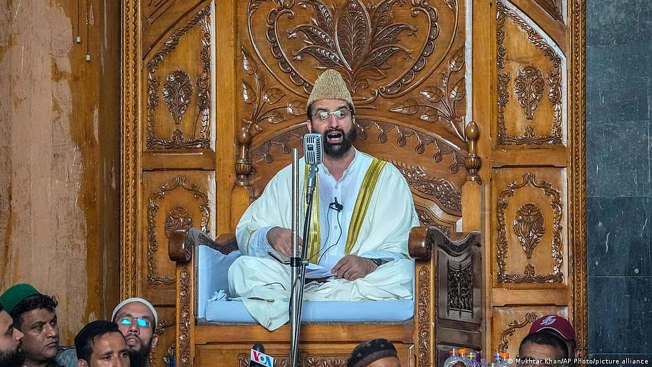 After his release, Mirwaiz Umar Farooq delivered a speech at a mosque, expressing his commitment to achieving peace in Kashmir. (photo: DW)