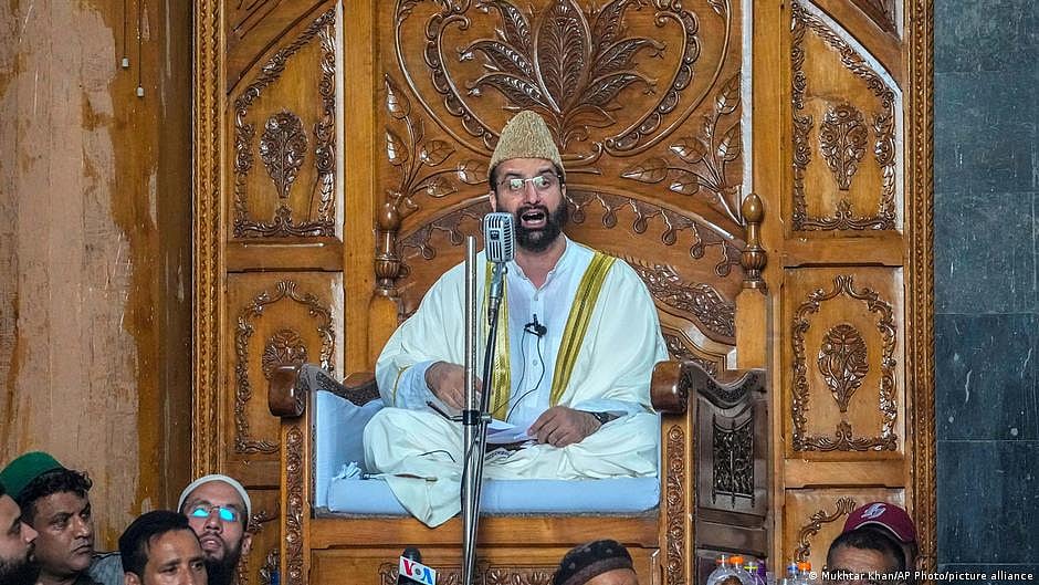 After his release, Mirwaiz Umar Farooq delivered a speech at a mosque, expressing his commitment to achieving peace in Kashmir. (photo: DW)