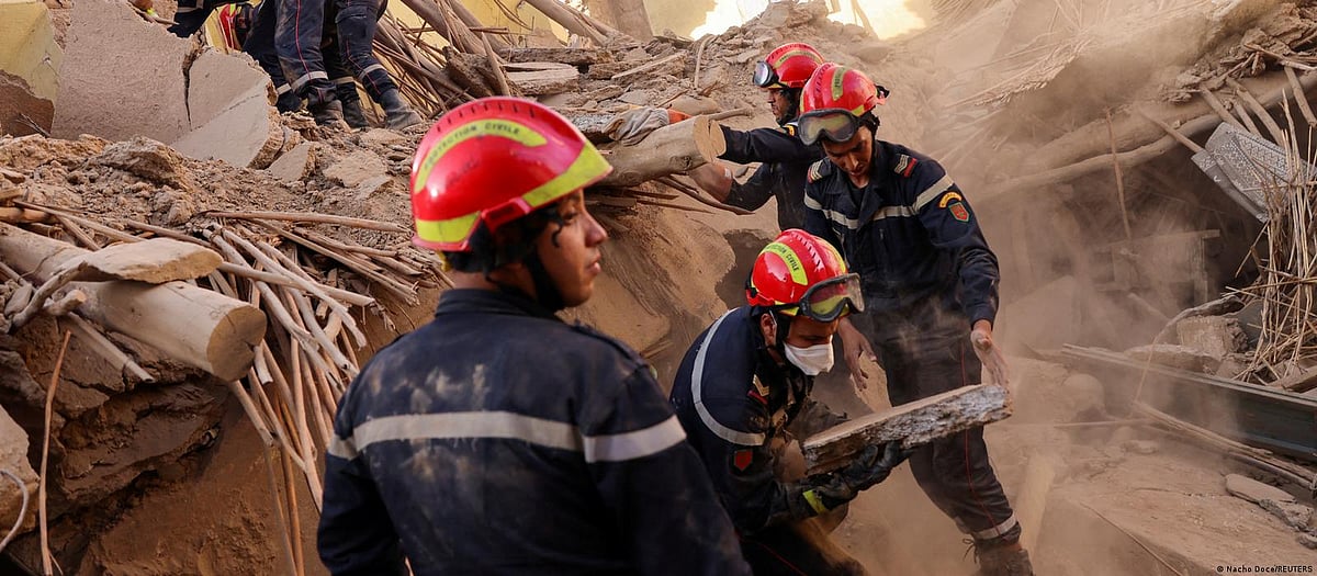 Six days after the devastating earthquake hit Morocco, emergency workers work around the clock to look for survivors amid the dust and rubble. (photo: DW)