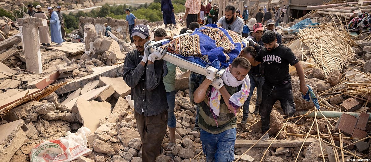 For helpers like those in the village of Imi N'Tala, the search for survivors is a race against time. With dire resources and limited manpower, chances of uncovering survivors fade by the hour. (photo: DW)