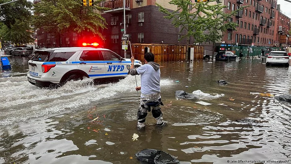 Friday's deluge shut down swaths of the subway system, flooded some streets and highways, and cut off access to at least one terminal at LaGuardia Airport (photo: DW)