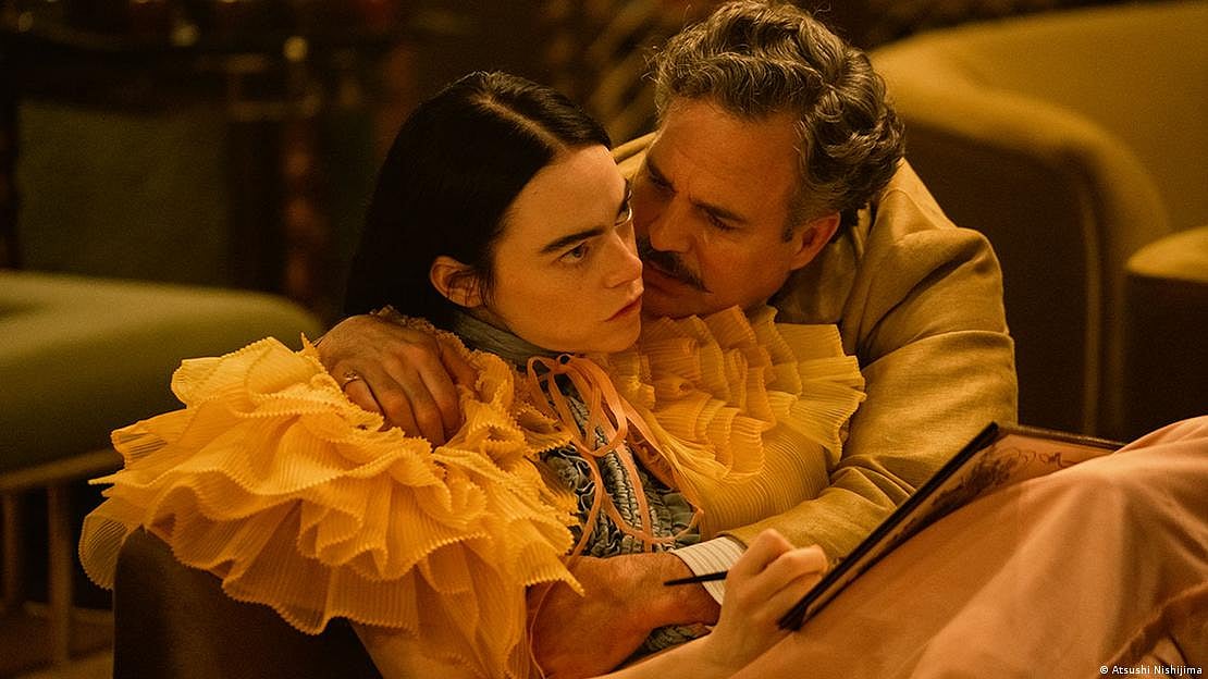 Emma Stone and Mark Ruffalo star in 'Poor Things' (photo: Atsushi Nishijima via DW)