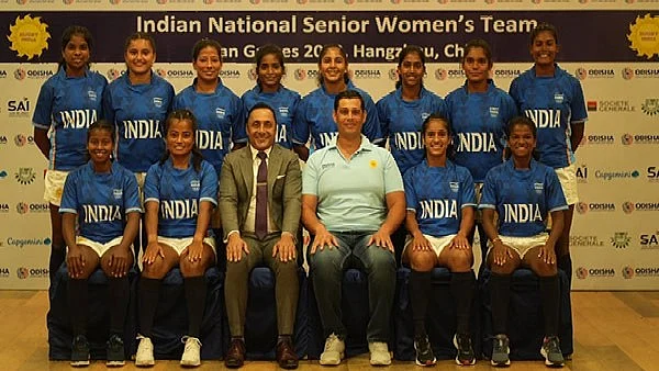 A team posing with Rahul Bose (seated third from left), actor as well as former international rugby player, currently president of the RFI (photo courtesy: RFI)