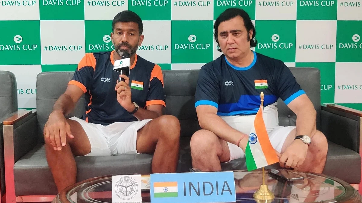 An emotional Rohan Bopanna (left) with Rohit Rajpal, non-playing captain of India, after the Davis Cup win over Morocco (photo: AITA)